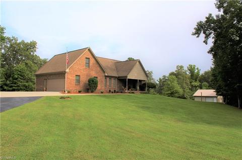 1128 Decoster Dr, King, NC 27021 photo 4
