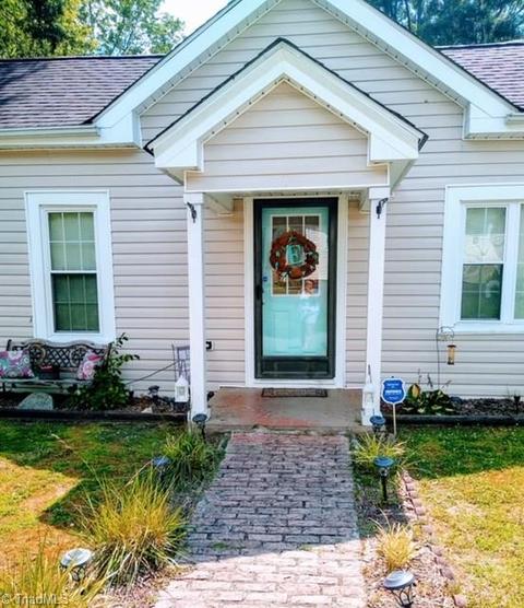 323 Cherry St, Eden, NC 27288 photo 2