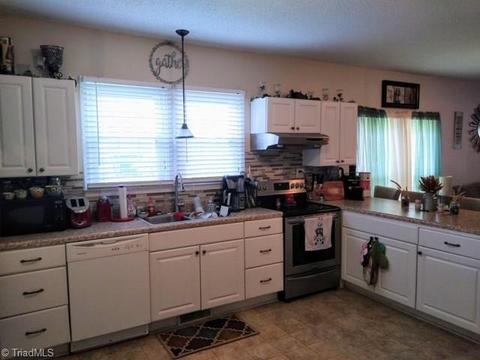 323 Cherry St, Eden, NC 27288 photo 9