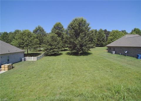 107 Solitaire Dr, Trinity, NC 27370 photo 2