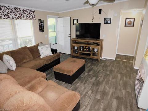 261 E Ridge Cir, Pilot Mountain, NC 27041 photo 3
