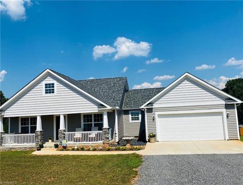 672 Carson Rd, Pilot Mountain, NC 27041 photo 2