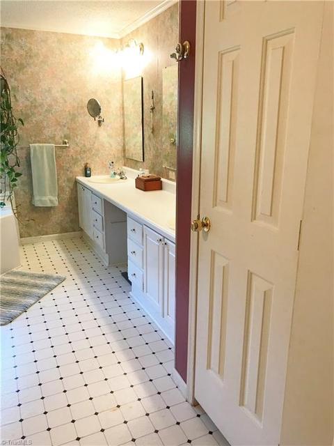 1012 Precinct Rd, Pilot Mountain, NC 27041 photo 25