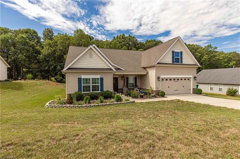 113 Pilot Bluff Dr, King, NC 27021 photo 2