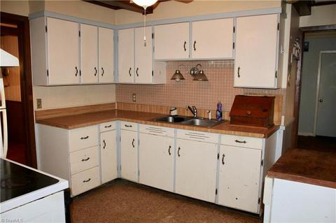 909 Friendly Rd, Eden, NC 27288 photo 4
