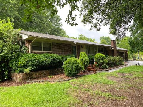 909 Friendly Rd, Eden, NC 27288 photo 2