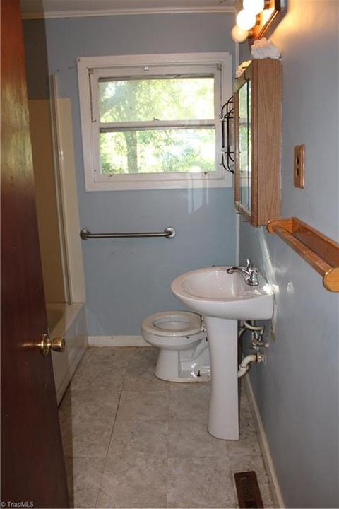 909 Friendly Rd, Eden, NC 27288 photo 7
