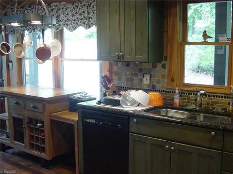 326 Cherokee Ln, Purlear, NC 28665 photo 16