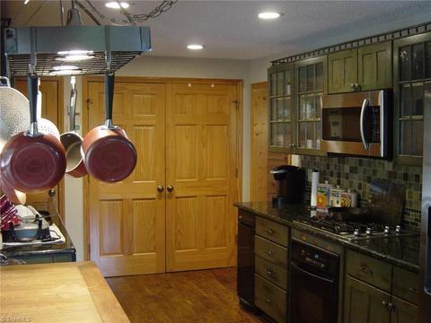 326 Cherokee Ln, Purlear, NC 28665 photo 15