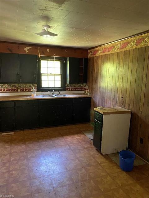 806 Central Ct, High Point, NC 27260 photo 4