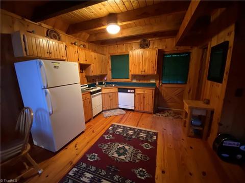 323 Doe Run, Purlear, NC 28665 photo 3