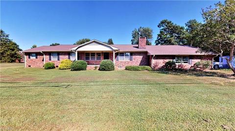 5718 Meadowbrook Dr, Trinity, NC 27370 photo 1