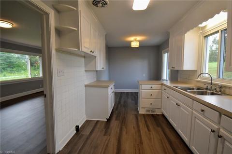 921 King St, King, NC 27021 photo 17