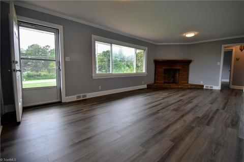 921 King St, King, NC 27021 photo 6