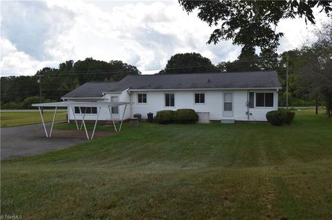 921 King St, King, NC 27021 photo 4