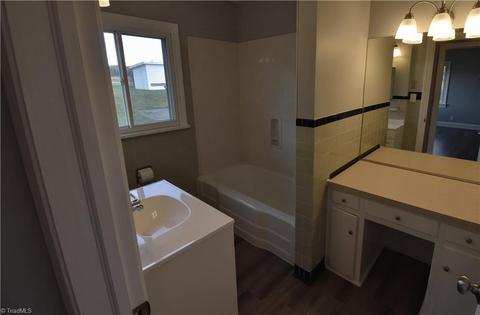 921 King St, King, NC 27021 photo 10