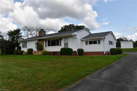 921 King St, King, NC 27021 photo 1