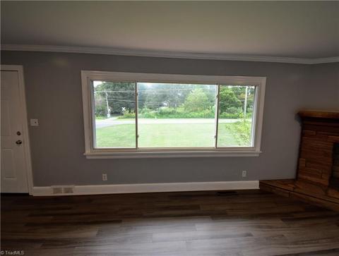 921 King St, King, NC 27021 photo 8