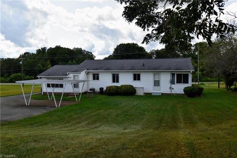 921 King St, King, NC 27021 photo 3