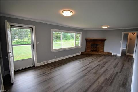 921 King St, King, NC 27021 photo 5