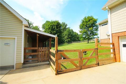 1493 Bradley Rd, Pinnacle, NC 27043 photo 5