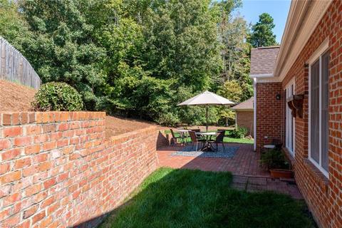 915 Flicker Ln, High Point, NC 27262 photo 2