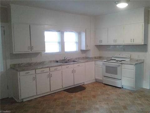 830 Circle Dr, High Point, NC 27262 photo 2