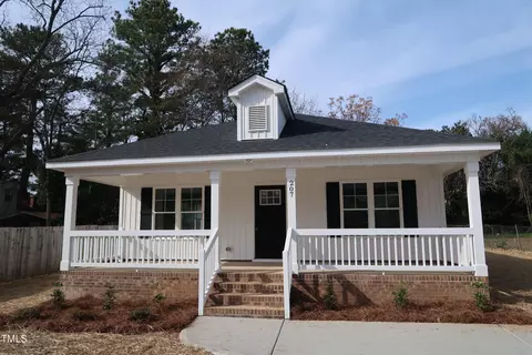 207 N Farmer Dr, Benson, NC 27504 photo 2