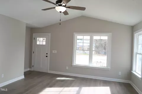 207 N Farmer Dr, Benson, NC 27504 photo 4