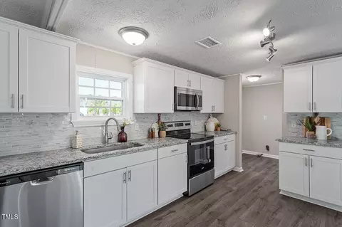 1301 Valley Ct, Zebulon, NC 27597