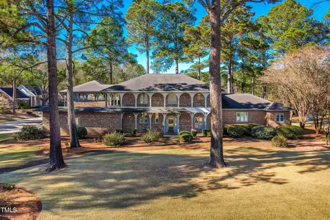 1 Lakeview Pl, Smithfield, NC 27577