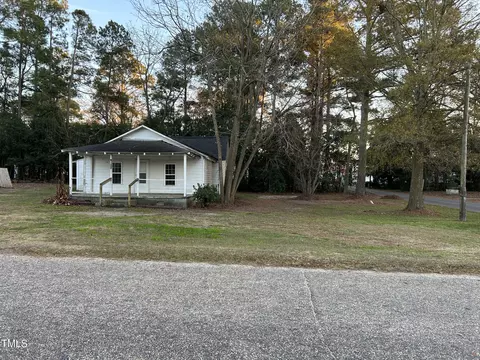 109 W North St, Roseboro, NC 28382