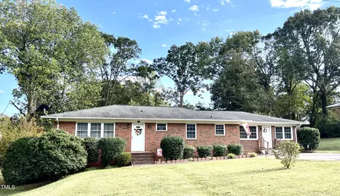 919 W 6th St, Siler City, NC 27344