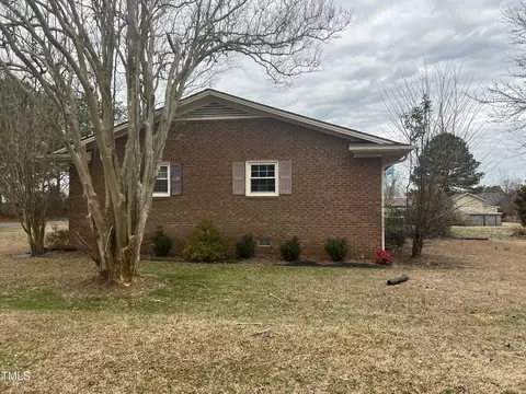 106 E B St, Erwin, NC 28339 photo 3