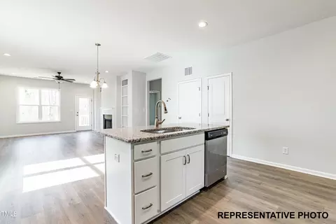 596 Sturgeon St, Smithfield, NC 27577 photo 3