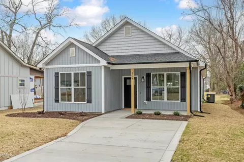 208 E Oak St, Selma, NC 27576