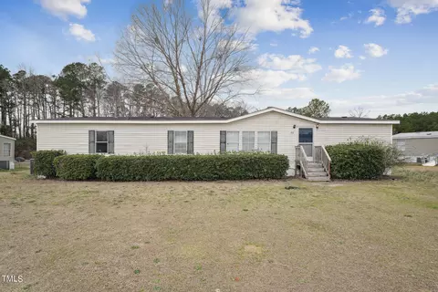 26 Plateau Ln, Parkton, NC 28371