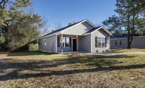 205 E King Cir, Benson, NC 27504 photo 3