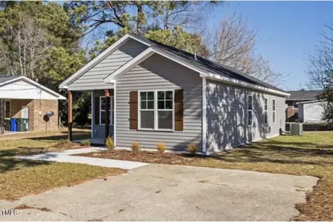 205 E King Cir, Benson, NC 27504 photo 2