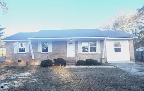 29 Iris Cir, Spring Lake, NC 28390