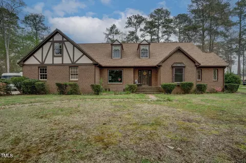 704 Williamsburg Dr, Tarboro, NC 27886