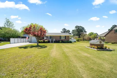 129 Red Robin Dr, Dunn, NC 28334 photo 2
