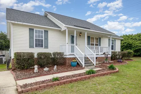 102 Hawthorn Dr, Clayton, NC 27520