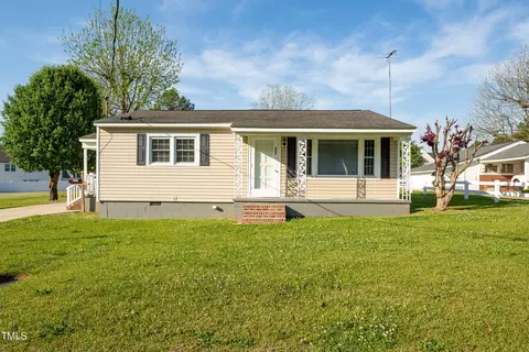 327 W Woodall St, Benson, NC 27504
