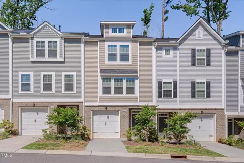 605 Parkington Ln, Cary, NC 27513