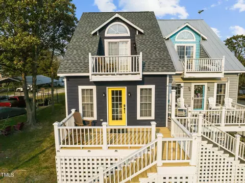 304 Main St #A, Oriental, NC 28571