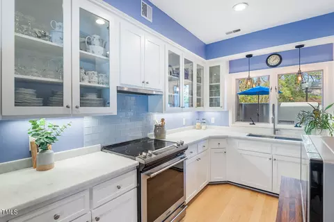 2 Dartford Ct, Chapel Hill, NC 27517