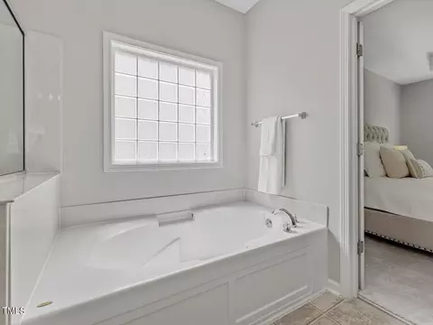 Bath - 5 Brightfield Ln, Durham, NC 27712 photo 3 of 5