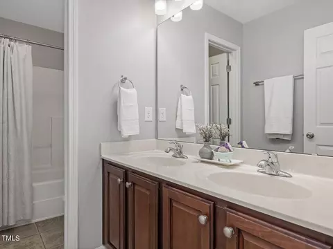 Bath - 5 Brightfield Ln, Durham, NC 27712 photo 5 of 5