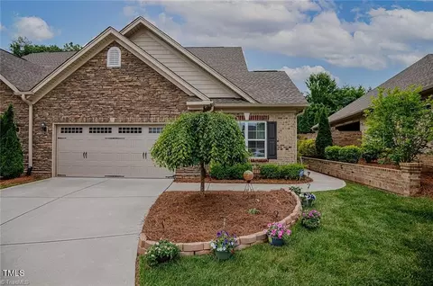 2910 York Place Dr NE, Walkertown, NC 27051